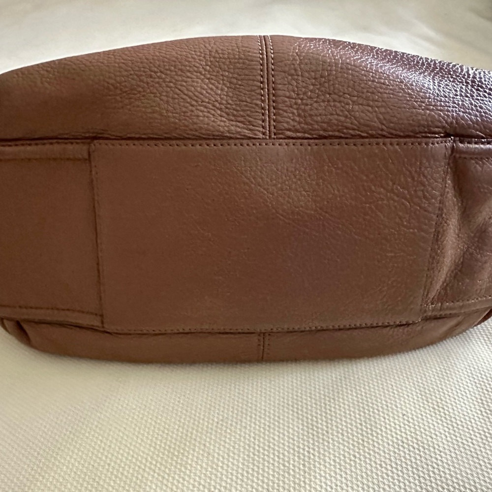This Coach shoulder bag is wonderful for everyone! - Picture 3 of 8